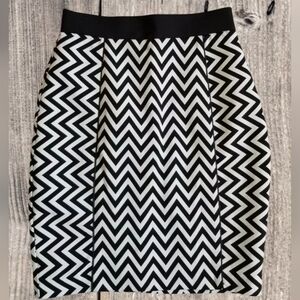 🌺 2/$20. HM Black White Zig Zag Fitted Body Mini Skirt, Size 6 (B7)